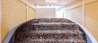 Treebo Regalia Comforts, 5 mins to Raja Seat Garden