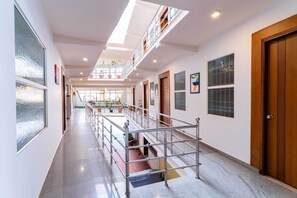 Lobby - Treebo Regalia Comforts, 5 mins to Raja Seat Garden (Madikeri)
