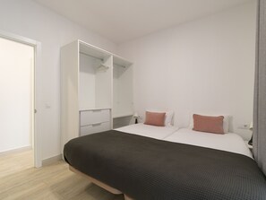 2 makuuhuonetta, työpöytä, silitysrauta/-lauta, vauvan matkasänky