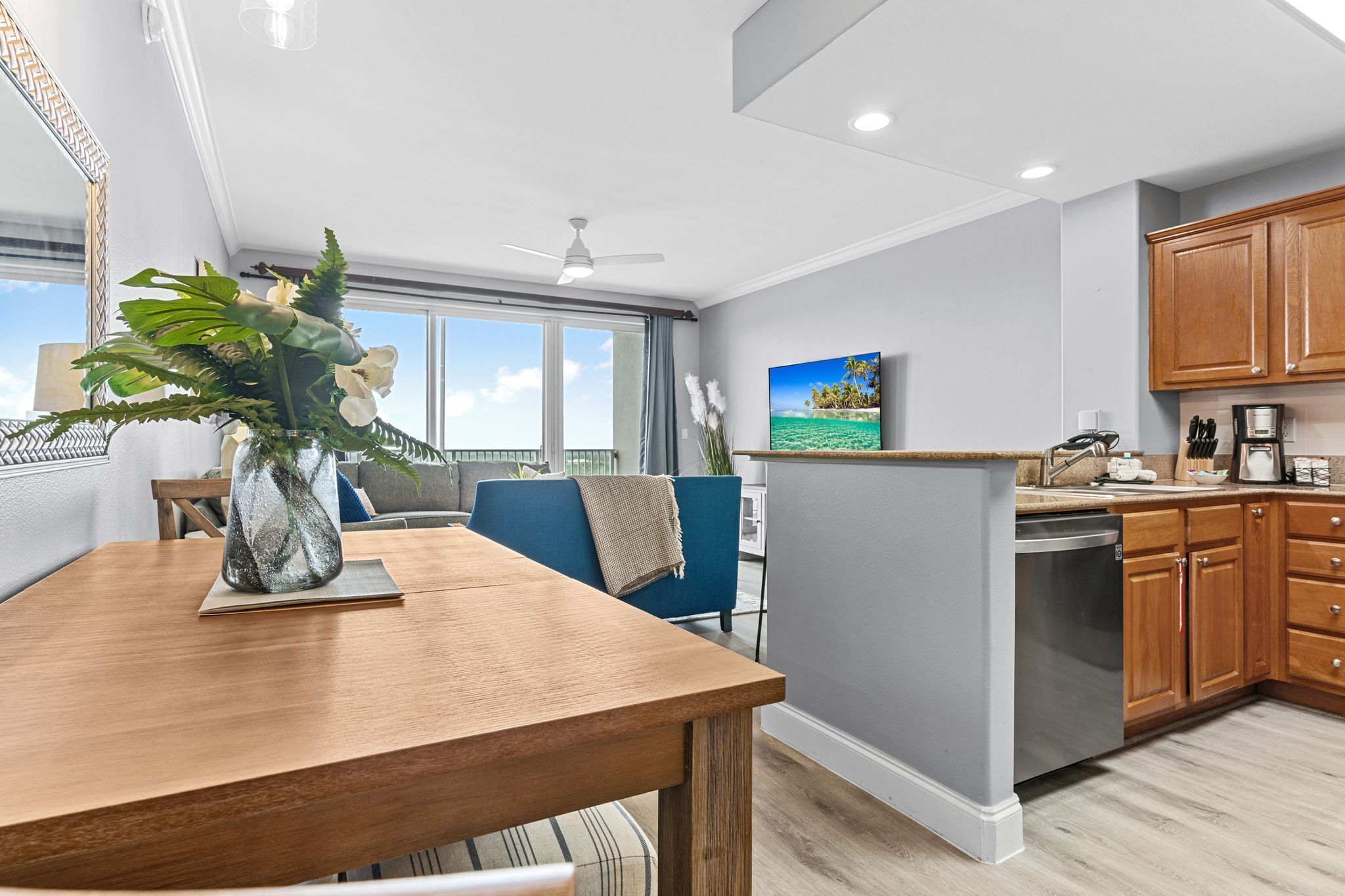 Appart'hôtel Familial, balcon, vue lac | Cuisine privée | Grand réfrigérateur, micro-ondes, four, plaque de cuisson