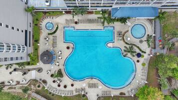 2 outdoor pools