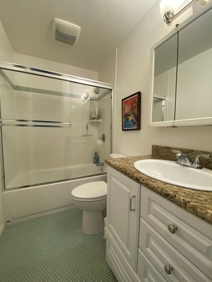 Towels, toilet paper - Sunny, charming 1-bedroom apartment in delightful Oakland with WiFi (Oakland)