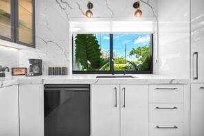 Réfrigérateur, micro-ondes, four, lave-vaisselle