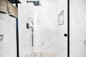 Shower, hair dryer, bidet, towels - Stylish Oasis in Design District, Near Wynwood (Miami)