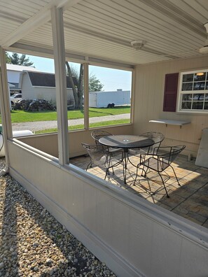 Outdoor dining - Eagle's Nest near Eagle Creek State Park (Findlay)