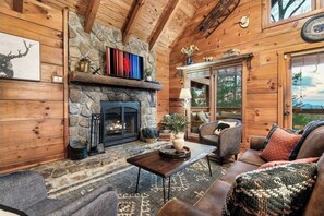 Een smart-tv, een open haard, een dvd-speler en tafelvoetbal