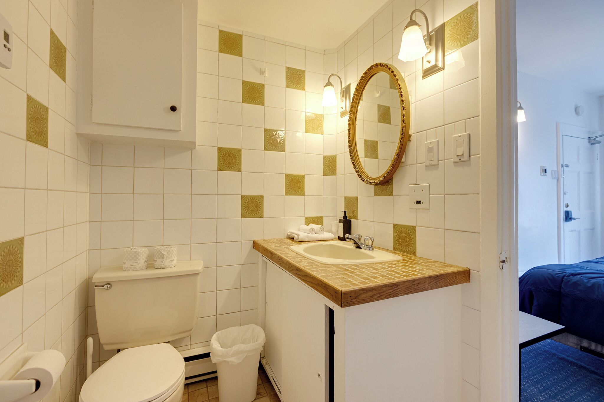 Un baño con inodoro, lavabo y espejo.
