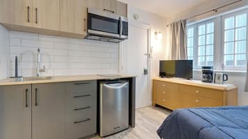Exclusive Room | Private kitchen | Mini-fridge, coffee/tea maker, electric kettle, cookware/dishes/utensils