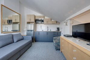 Premium Loft | Living area | 32-inch flat-screen TV with cable channels - Hotel Le Cavalier - M11 (Québec)