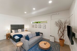 1 bedroom, desk, free WiFi, bed sheets