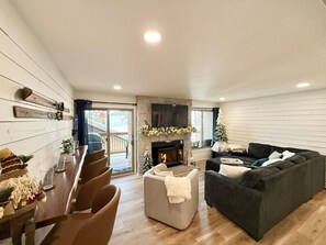 Smart TV, chimenea, videojuegos