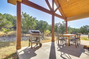 Outdoor dining - Scenic Views, Fire Pit: Texas Hill Country Getaway (Fischer)