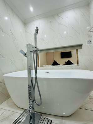 Deluxe Double Room | Bathroom | Shower, free toiletries, towels, soap