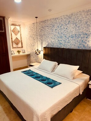 高級雙人房 | 迷你吧、免費 Wi-Fi、床單