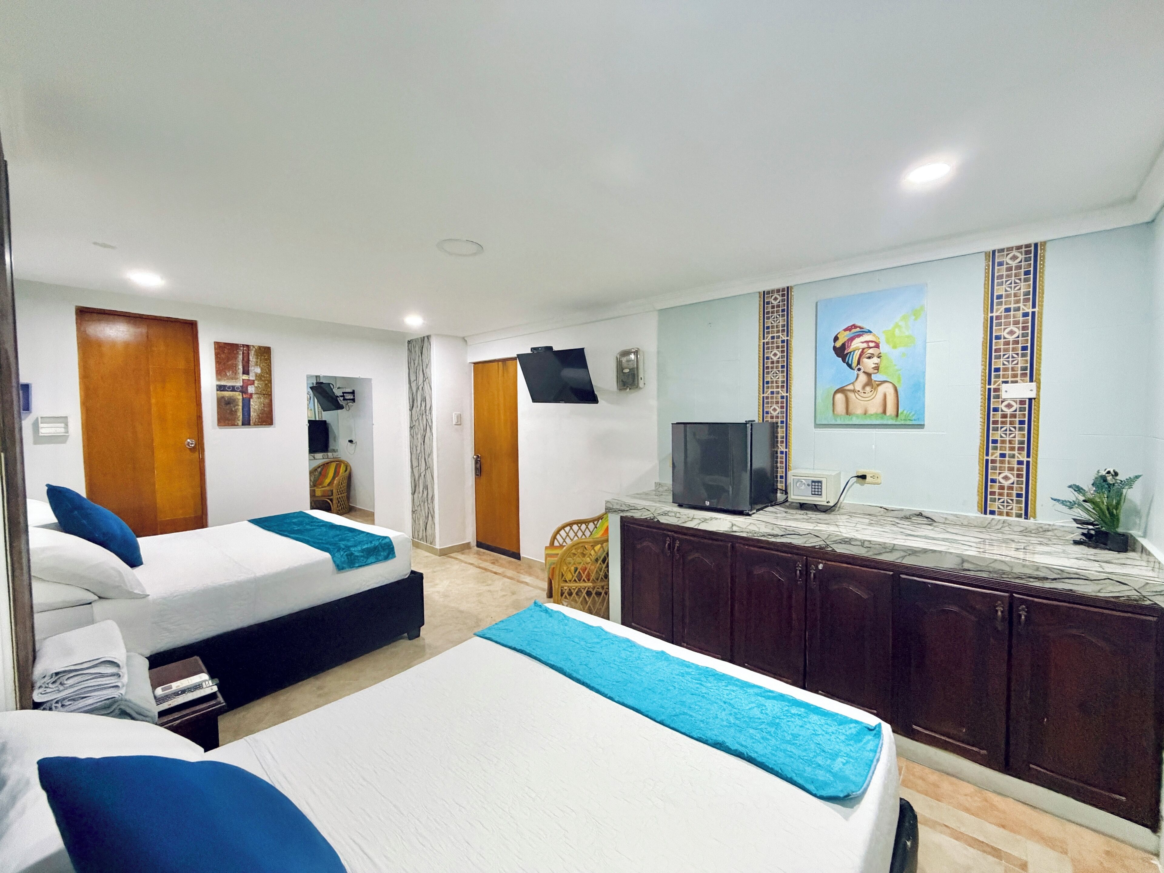 Minibar, free WiFi, bed sheets