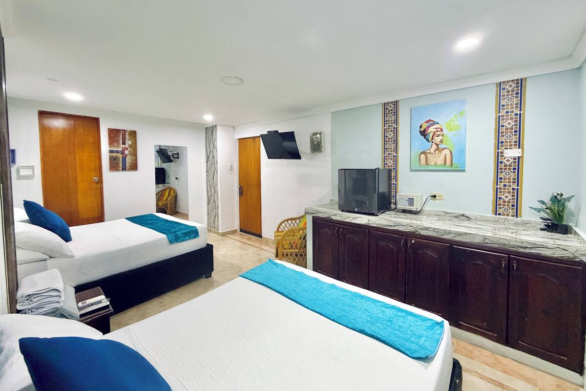 Minibar, wifi gratis y ropa de cama