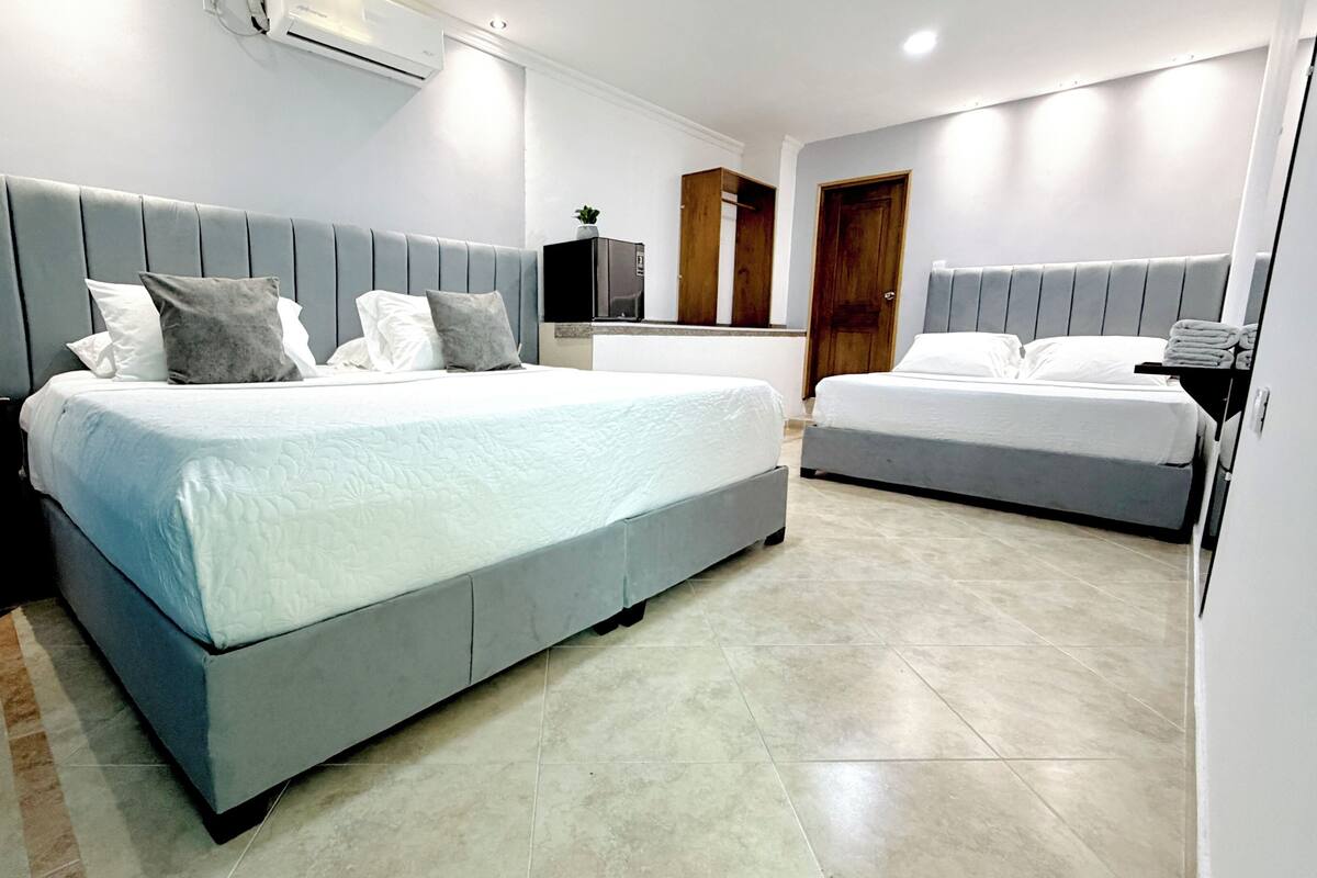 Minibar, wifi gratis y ropa de cama