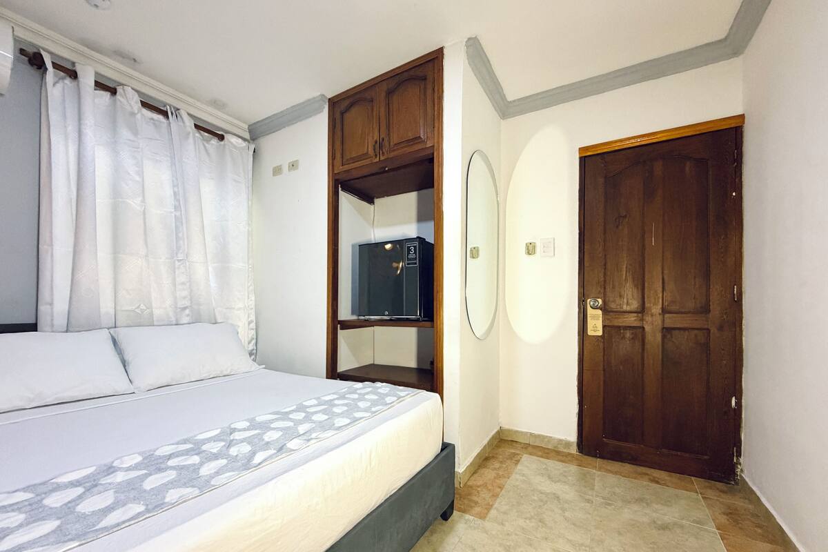 Minibar, wifi gratis y ropa de cama
