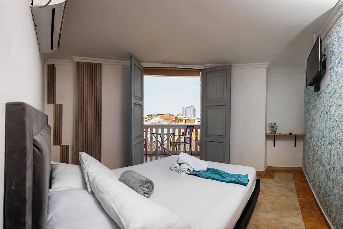 Minibar, wifi gratis y ropa de cama