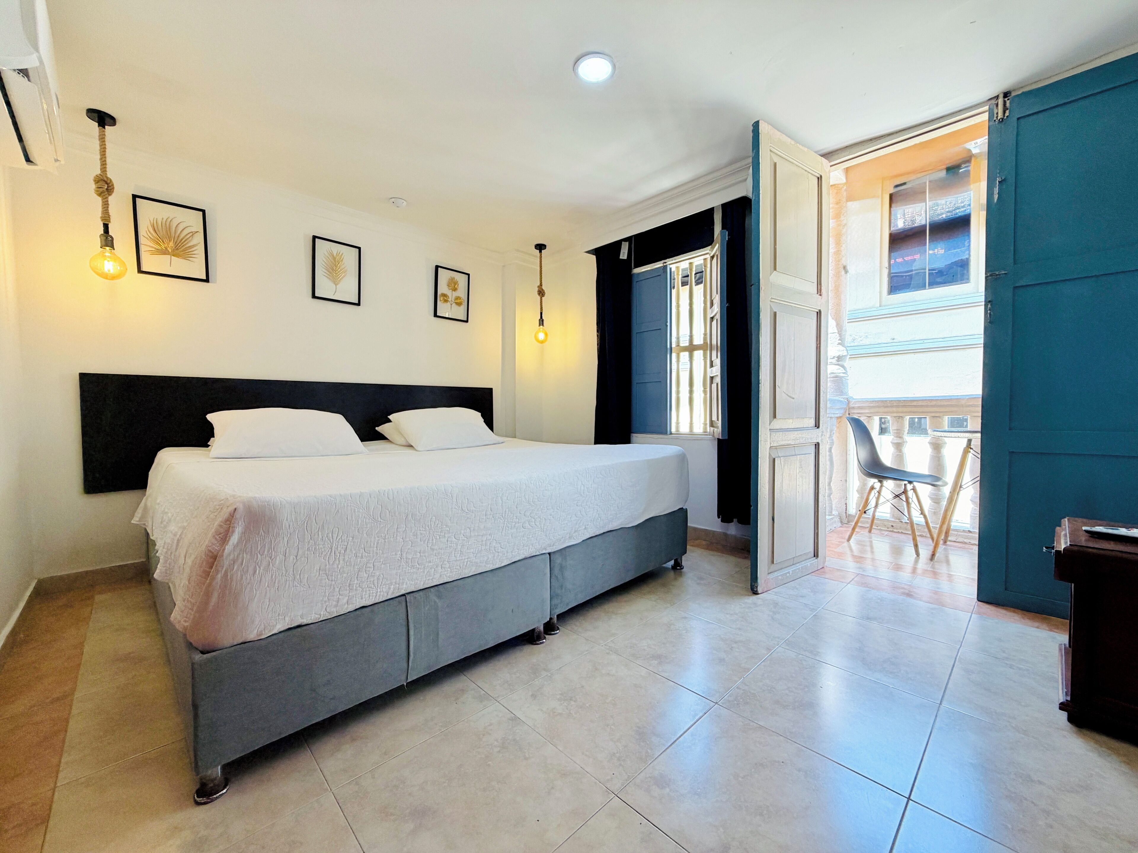 Minibar, free WiFi, bed sheets