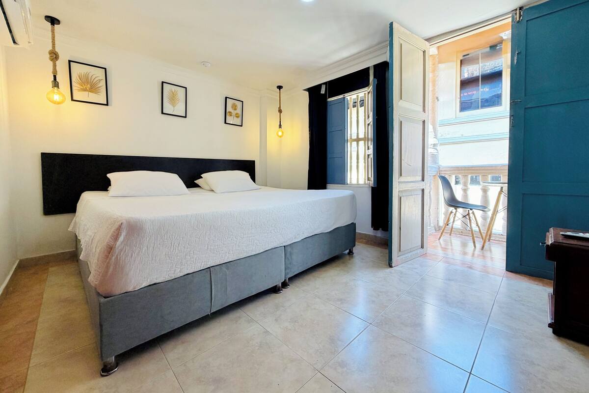 Minibar, wifi gratis y ropa de cama