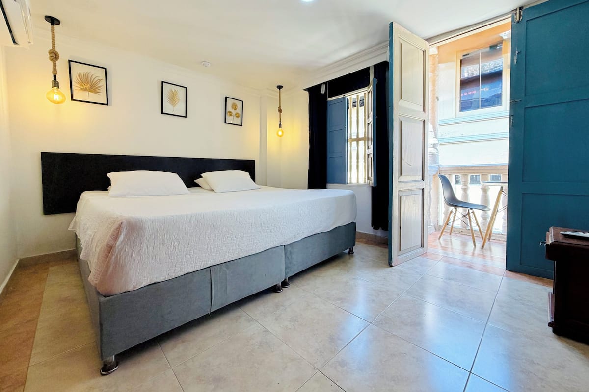 Habitación familiar, balcón | Minibar, wifi gratis y ropa de cama