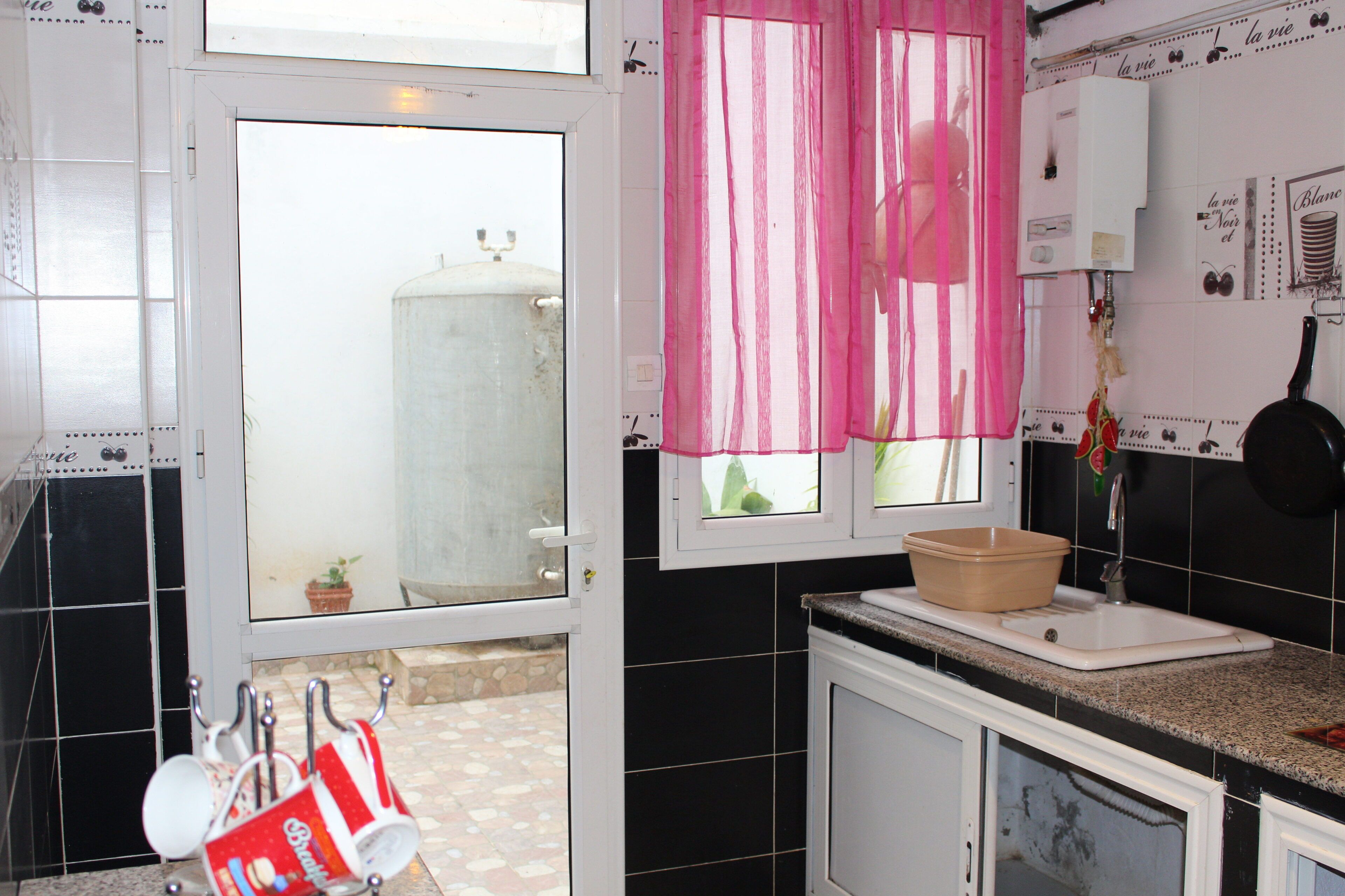 Douche, sèche-cheveux, serviettes fournies, savon