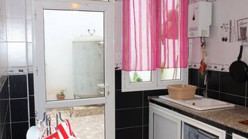 Douche, sĂšche-cheveux, serviettes fournies, savon