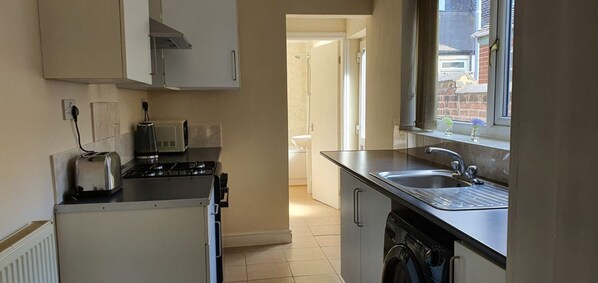 Private kitchen - Spacious House in Stoke (Stoke-on-Trent)