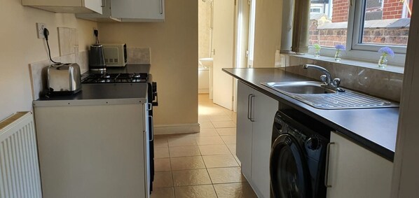 House, 3 Bedrooms, City View | Private kitchen