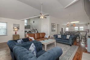 Smart TV, stereo - 400ft to Beach! Ocean Views! Dogs Ok! Pool,Hot Tub (Kitty Hawk)