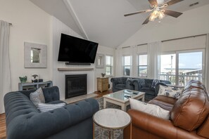 Smart TV, stereo - 400ft to Beach! Ocean Views! Dogs Ok! Pool,Hot Tub (Kitty Hawk)