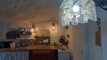 Kylskåp, ugn, spishäll och kaffe- och tebryggare