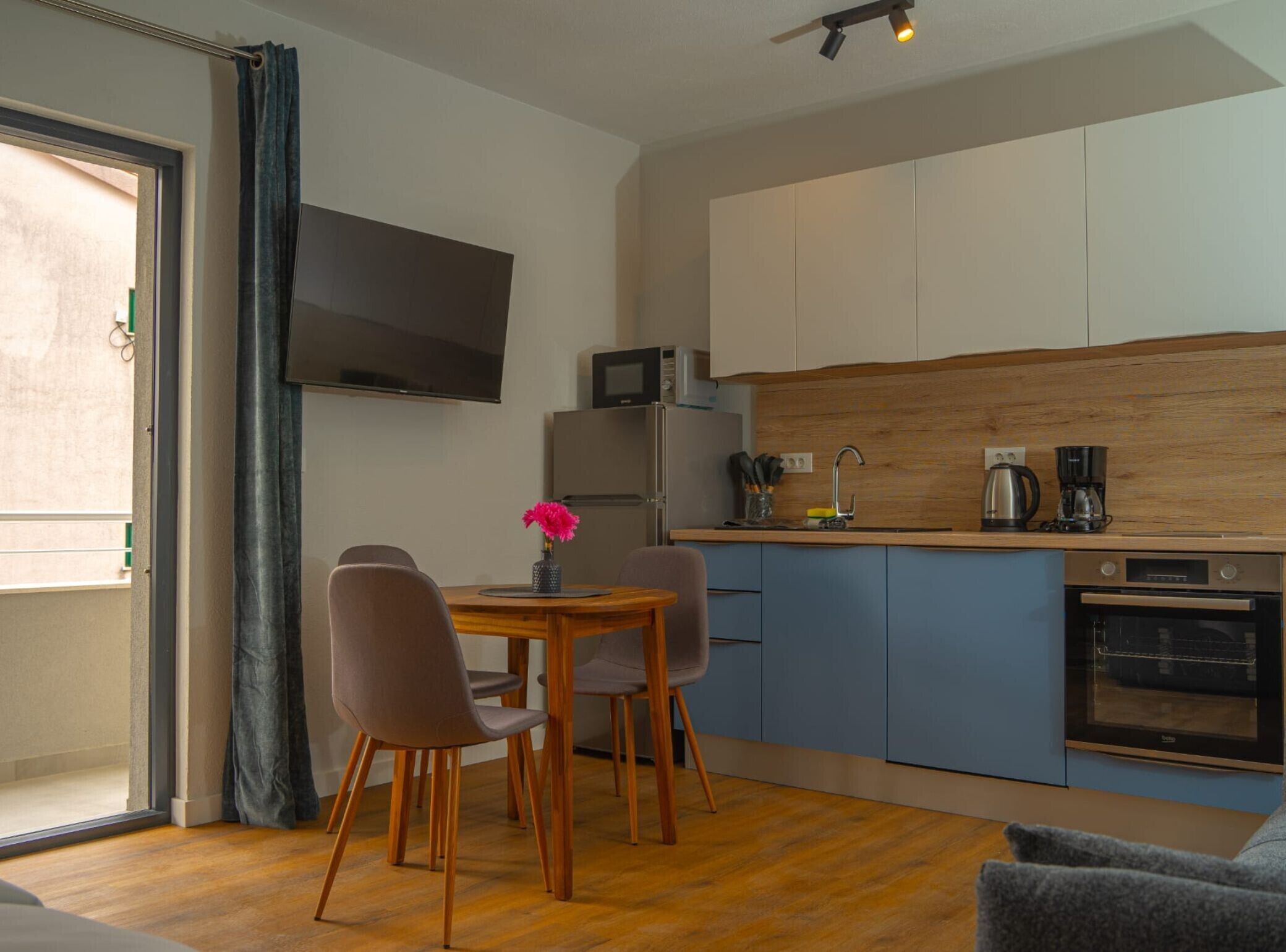 Coffee/tea maker, fridge, microwave, oven