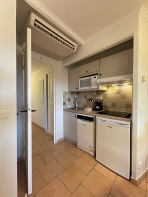 Fridge, microwave, coffee/tea maker, toaster