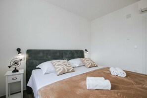 2 bedrooms, WiFi, bed sheets - Spacious Luxury Trogir Apartments - Classic Two Bedroom Apartment (Trogir)