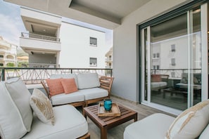Property grounds - Spacious Luxury Trogir Apartments - Classic Two Bedroom Apartment (Trogir)