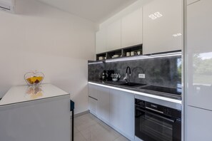 Refrigerador, horno, parrilla de estufa y lavavajillas 