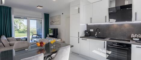 Fridge, oven, stovetop, dishwasher