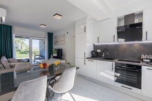 Frigorífico, horno, placa de cocina y lavavajillas