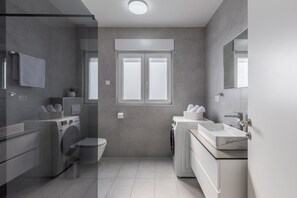 Ducha, secador de pelo y toallas