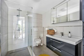 Een douche, een haardroger, handdoeken