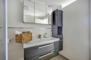 Ducha, secador de pelo, toallas