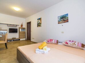 1 bedroom, iron/ironing board, Internet, bed sheets - Cozy One Bedroom Apartment with Terrace (Brsec)