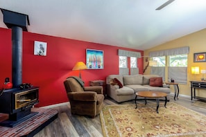 Smart TV - Charming 2-bedroom house in Bend with office and WiFi (Bend)
