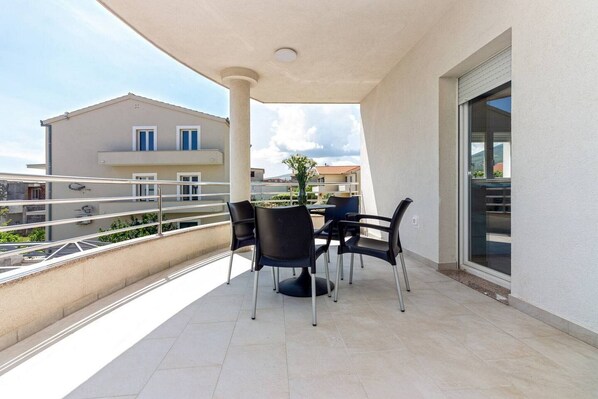 Outdoor dining - Modern Apartments with Private Balcony - Premium One Bedroom Apartment (Kastel Novi)