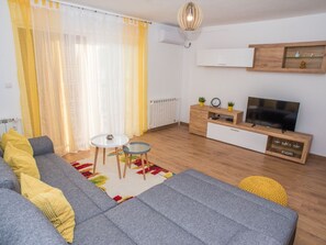 TV - One Bedroom Apartment (Tribalj)