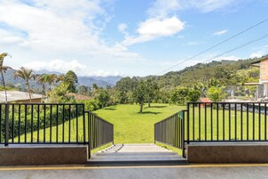 标准双人房, 花园景观 | 埃及棉床单、高档床上用品、笔记本电脑工作区、床单