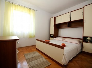 4 habitaciones, tabla de planchar con plancha y acceso a internet 