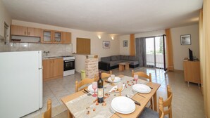 Interior - Cozy Beachfront Holiday Home Slatine - Five Bedroom Holiday Home (Slatine)
